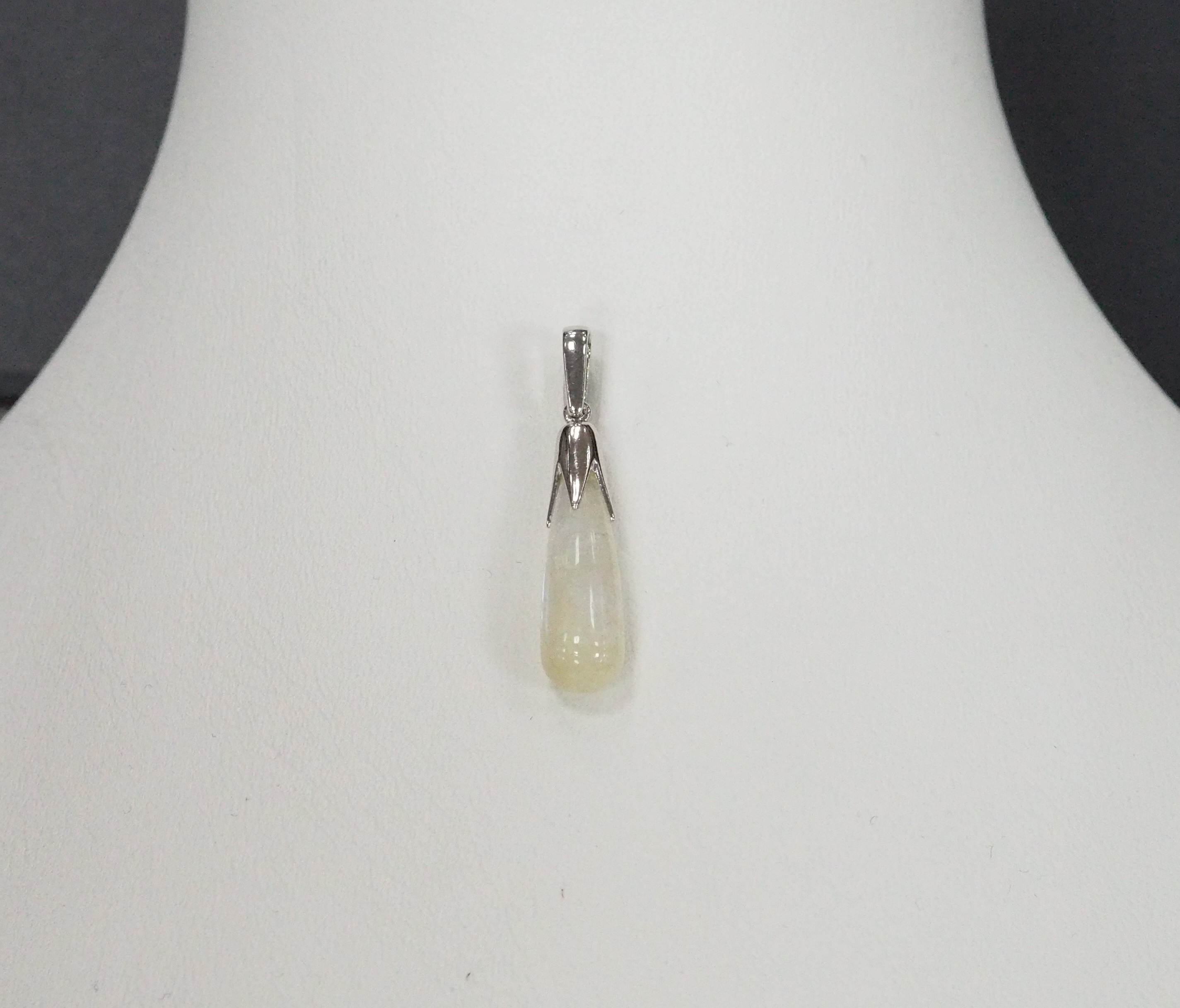 Серебряная подвеска с лунным камнем